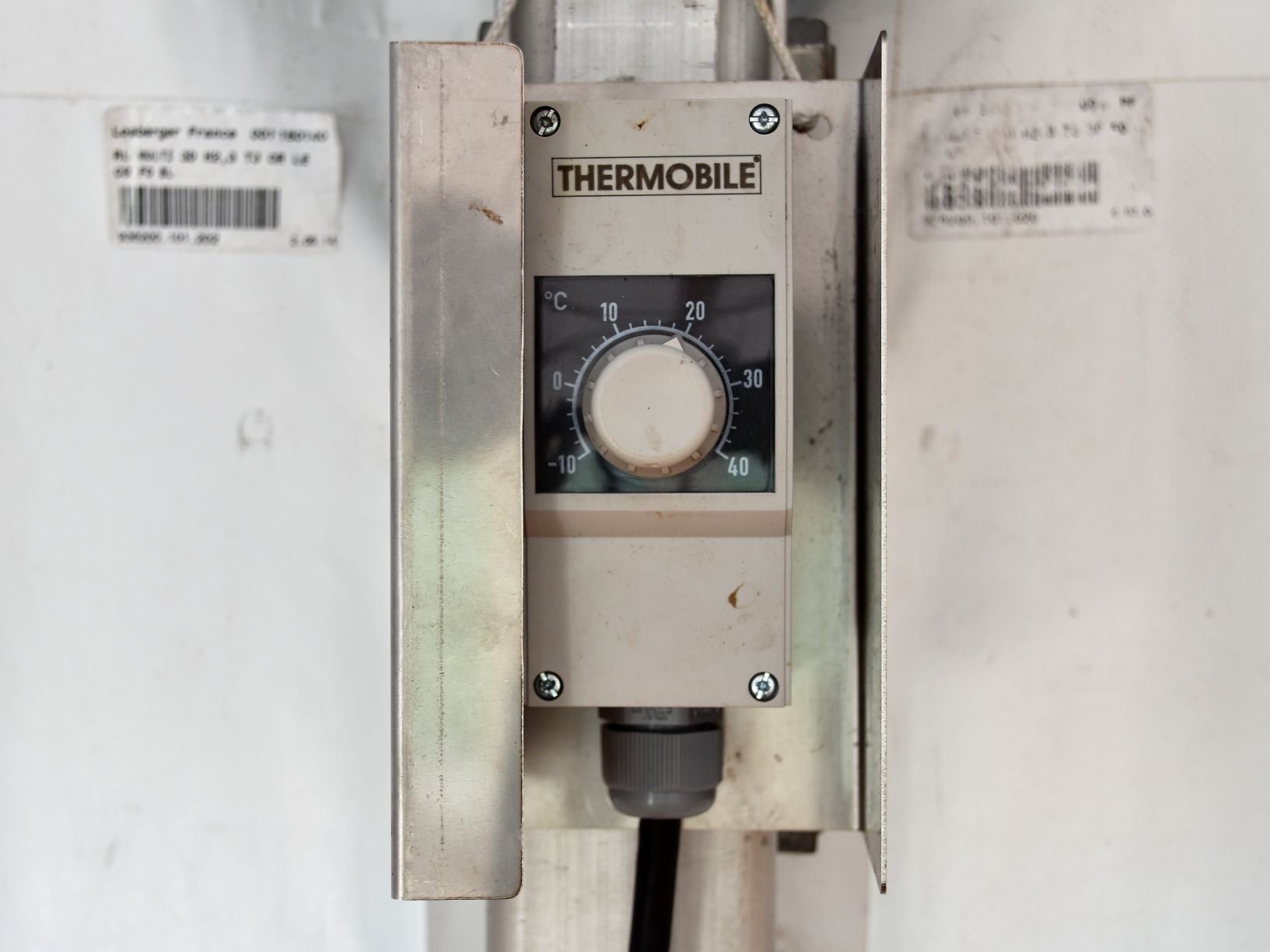 Thermostat d'ambiance placé à l'intérieur de la structure pour réguler la température du chapiteau